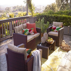 Rattan 4pcs szabadtéri fonott beszélgető szett Patio időjárásálló párnákkal és edzett üveg asztallal （Sötétbarna