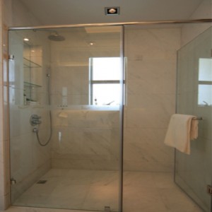 KERETTEN MŰKÖDTETT ÜVEGKAPCSOLA FÜRDŐSZOBA