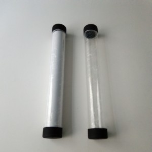 Tiszta játékjáték-készletek a fekete játéktároló csővel