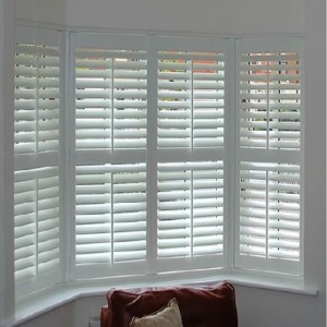 a gyönyörű Windows és redőnyök szépítik a házat