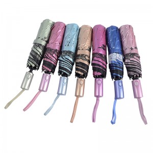 Fekete bevonatú napvédő esernyő, fotózásra nyomtatott esernyővel