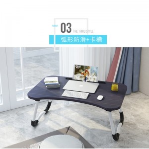 Összecsukható asztal a számítógépes ágyon