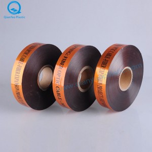 STC VESZÉLY / VIGYÁZAT A detektálható figyelmeztető szalag alá temették el; ITC kábel / rost érzékelhető figyelmeztető szalag