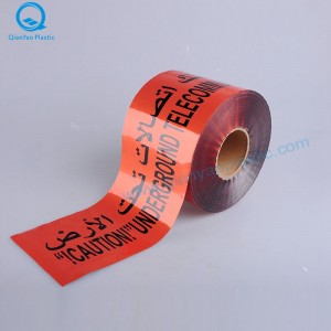 Szaúd-Arábia VESZÉLY / VIGYÁZAT Földalatti telekommunikációs kábel figyelmeztető szalag; Száloptikai kábel az aláfutó figyelmeztető szalag alatt