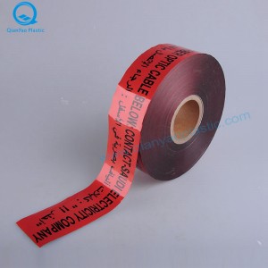 Szaúd-Arábia VESZÉLY / VIGYÁZAT Földalatti telekommunikációs kábel figyelmeztető szalag; Száloptikai kábel az aláfutó figyelmeztető szalag alatt