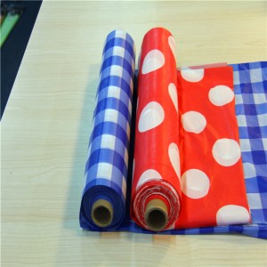 Eldobható, nyomtatott pvc terítő nemszőtt tekercsekkel