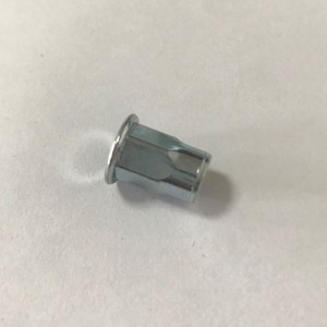 szegecs anya fél-hex