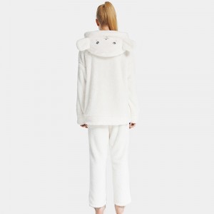 Női cipők cipőfűző hímzéssel kapucnis pizsamában állnak