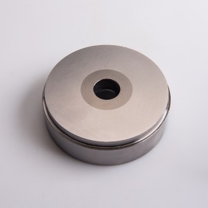 erősen polírozott volfrám-keményfém betét, hideg fejléc