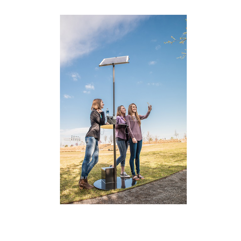 Divattervező közösségek parkjai Solar szabadtéri mobiltelefon töltőállomásra