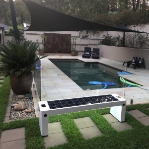 Okos mobiltelefon töltő napelemes városi bútorzat