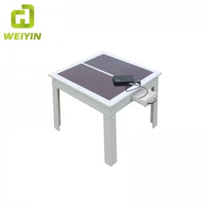 Intelligens napelemes, négyzet alakú asztal mobiltelefon-töltővel