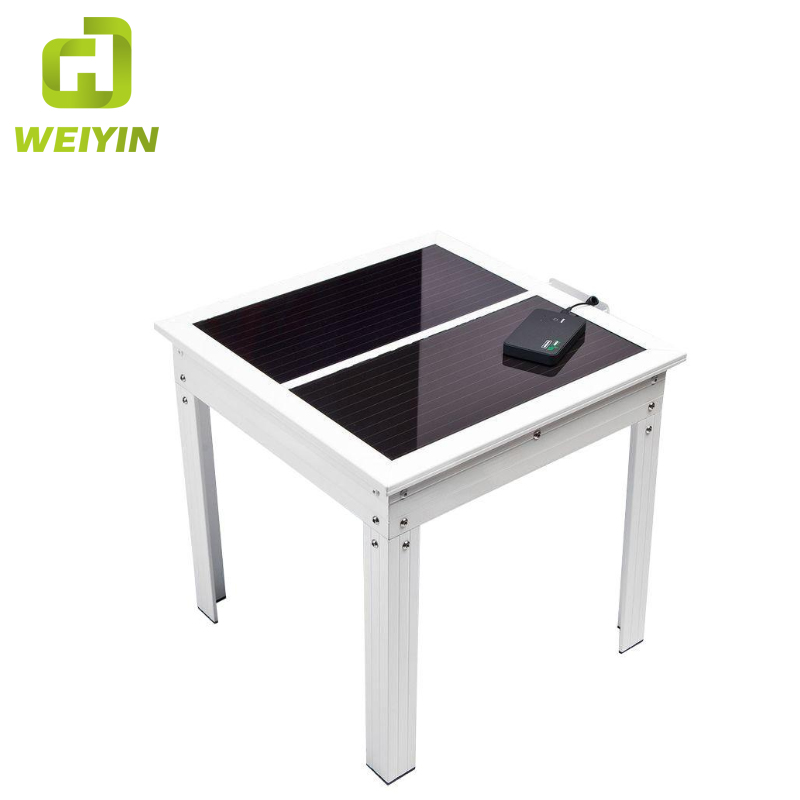 Intelligens napelemes, négyzet alakú asztal mobiltelefon-töltővel