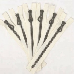 Műanyag cipzárral zárt végű RIRI fogakkal festett önzáró csúszka kulcslyuk 9-ös húzásával