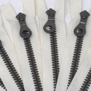 Műanyag cipzárral zárt végű RIRI fogakkal festett önzáró csúszka kulcslyuk 9-ös húzásával