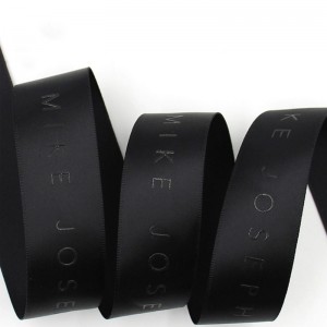 testreszabott színes logó nyomtatás dombornyomásos fóliával nyomtatott fekete szatén szalaggal