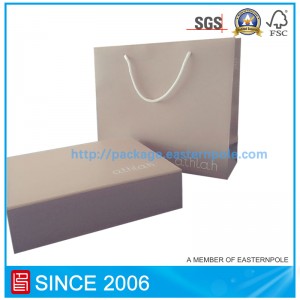 Hajtogatott doboz és papírzacskó bébiruhákhoz