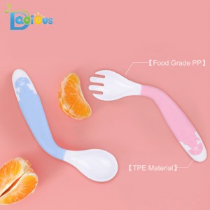Új érkezés Baby Learning Spoon és Fork BPA szabad műanyag kisgyermekes edények Bendable Soft Perfect Self Feeding Baby Spoons