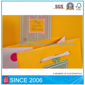 Szép ajándék papírzacskó