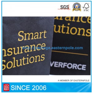 Fekete papírzacskó fóliabélyegző logóval