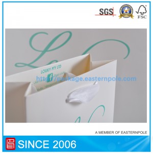 Újrahasznosított anyag papírzacskó ruházathoz