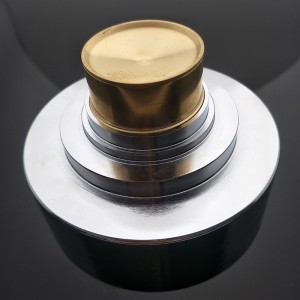 Fürdőszoba sárgaréz kerek padlóval rejtett zuhanyozócsatorna