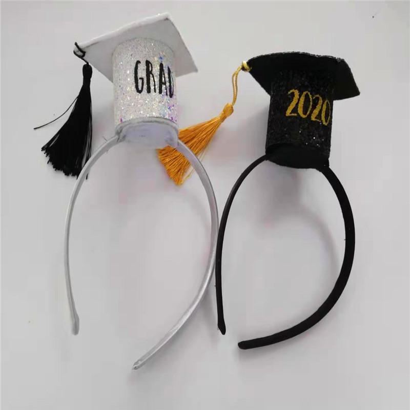 Fehér színű kupakkal, különféle színű csillogó érettségi party kalapban