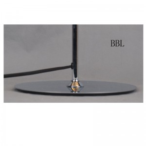 Asztali lámpa fém árnyékolással és lapos talppal