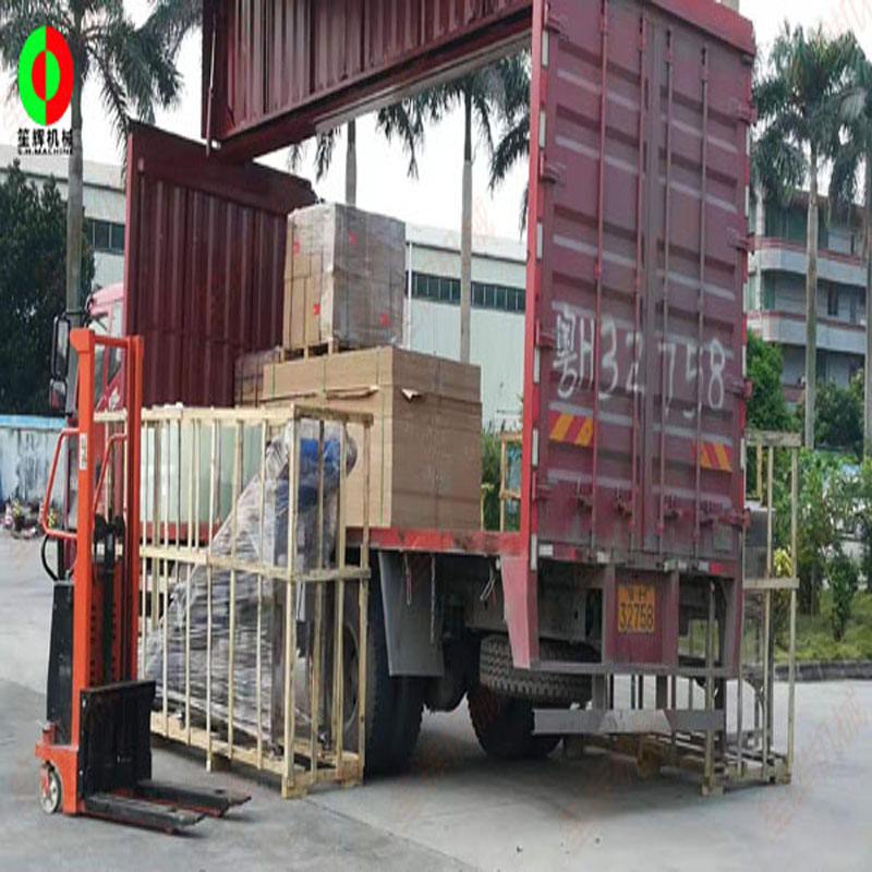 Örvényáram-tisztító berendezés és a kapcsolódó emelőberendezés betöltése és szállítása