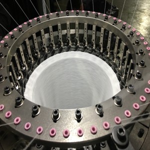 Nagy sebességű, kis átmérőjű, testméretű, kör alakú kötőgép