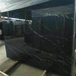 Nero Marquina márvány fehér csíkkal