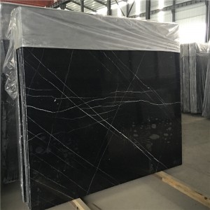 Nero Marquina márvány fehér csíkkal