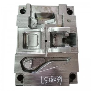 A biztonsági öv kioldja a fedelet