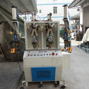 Cipőkészítő két hideg és két hővel működő hátsó rész formázó gép