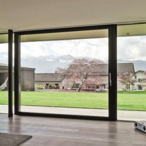 Emelő és tolóajtó