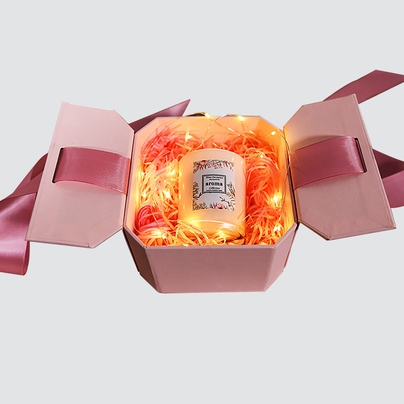 Rózsaszín, édes Bowknot díszdobozban alakú szárnyas gyertya kupa csokoládé gyönyörű díszdobozban