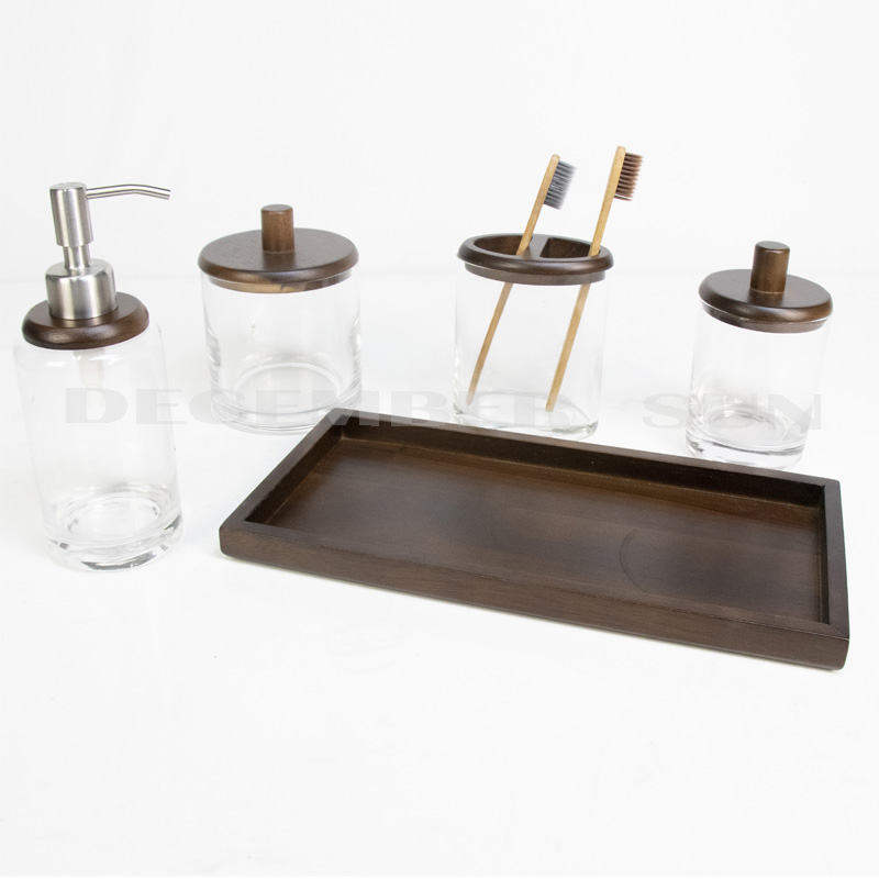 Átlátszó üveg fa részekkel felszerelt fürdőszoba