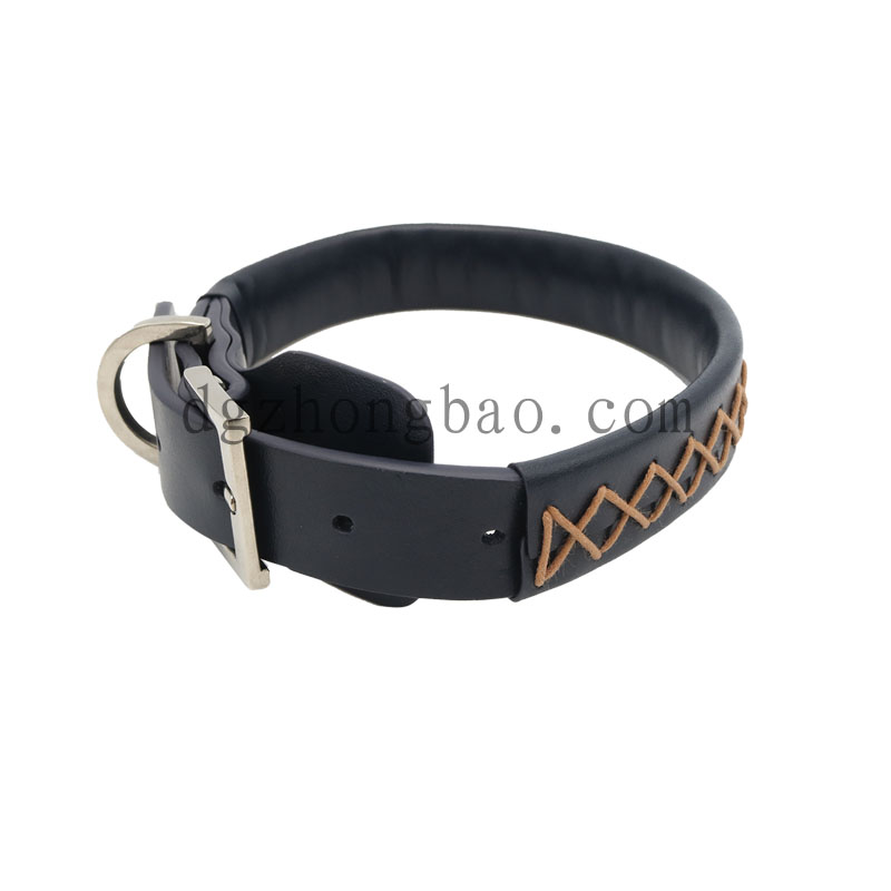 Fekete bőr és kézzel varrott nyakörv kutyák számára