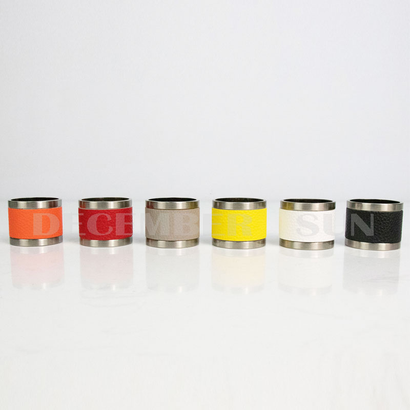 Gyönyörű színes fém és bőr szalvéta gyűrű