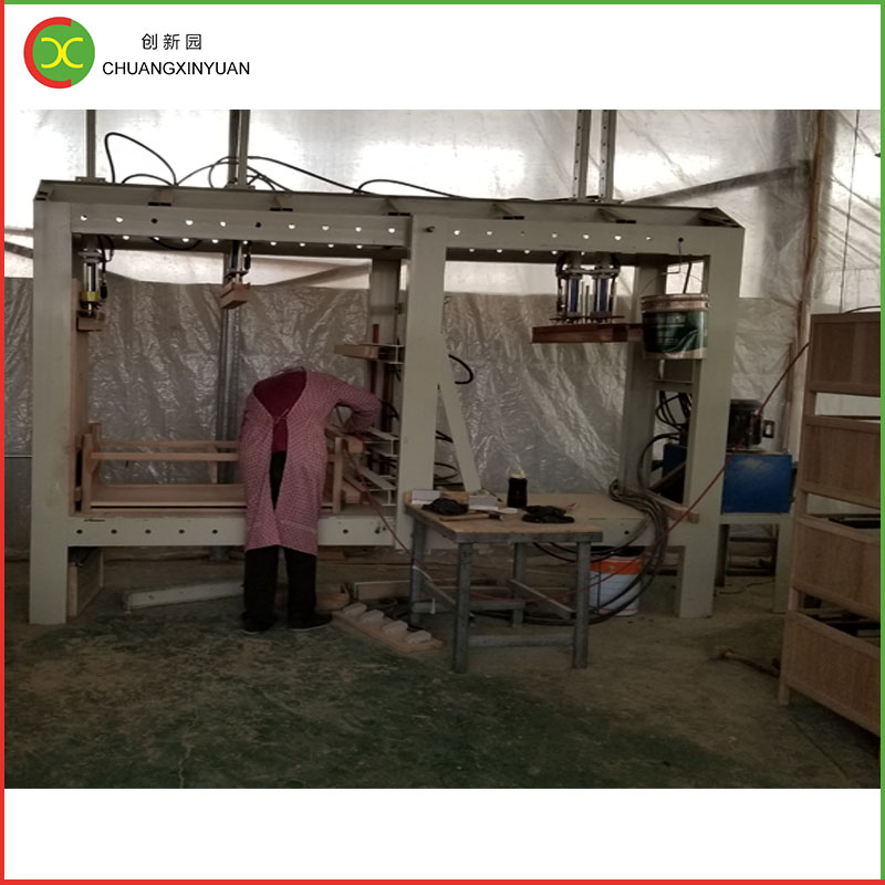 Sokoldalú vázszerelőgép