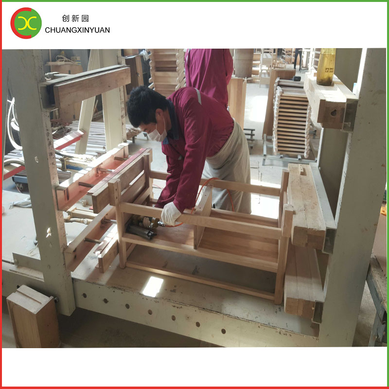 Sokoldalú vázszerelőgép