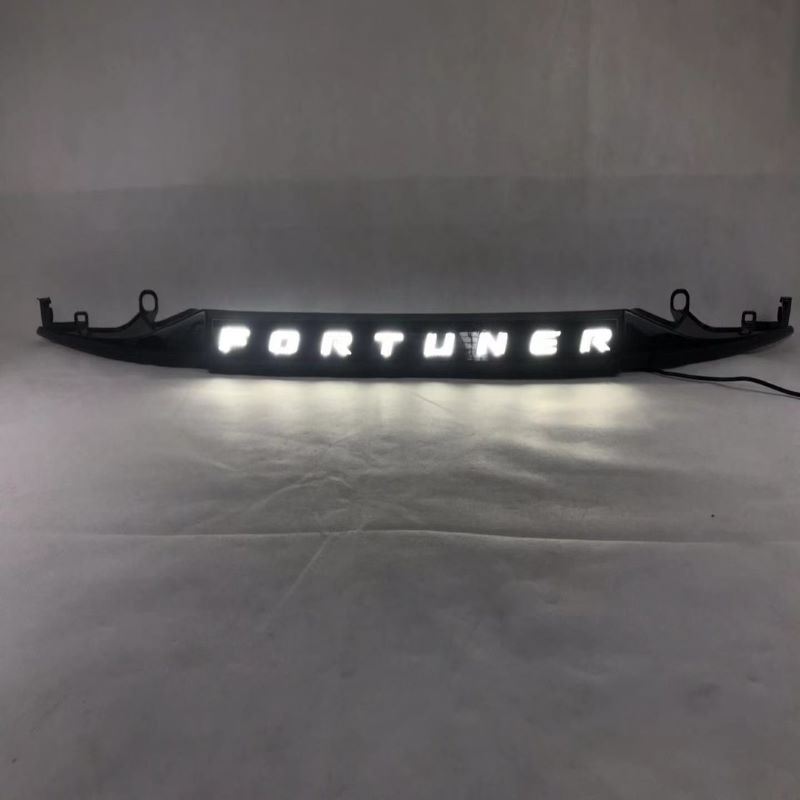 A Toyota Fortunerhez csomagolva fényszóró körettel, a Toyota Fortunerhez féklámpa