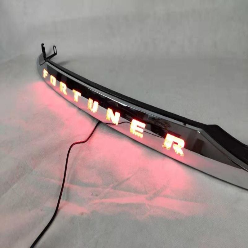 A Toyota Fortuner féklámpája, a Toyota Fortuner lámpája.