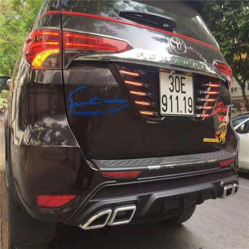 A Toyota Fortuner LED-es lámpával ellátott táblája után a Toyota Fortuner féklámpa után