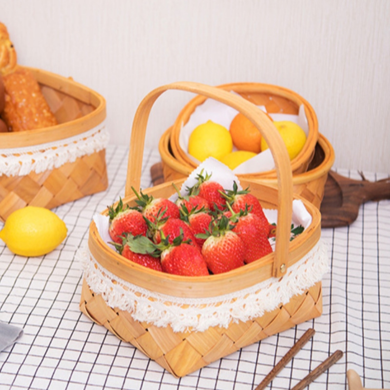 Fából készült kosár fogóval