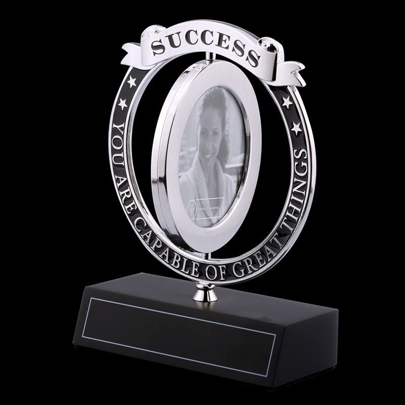 Jó minőségű, cinkötvözetből álló forgó fotókeret fa alappal