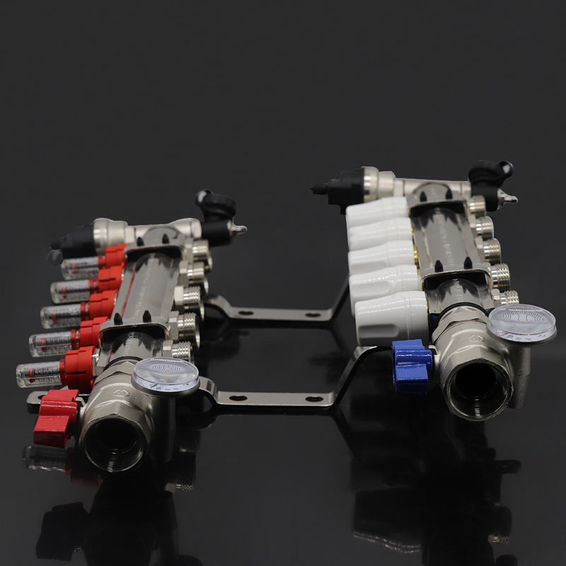 Ötfőszelepes nikkelbevonatú réz elosztó, áramlásmérő segítségével