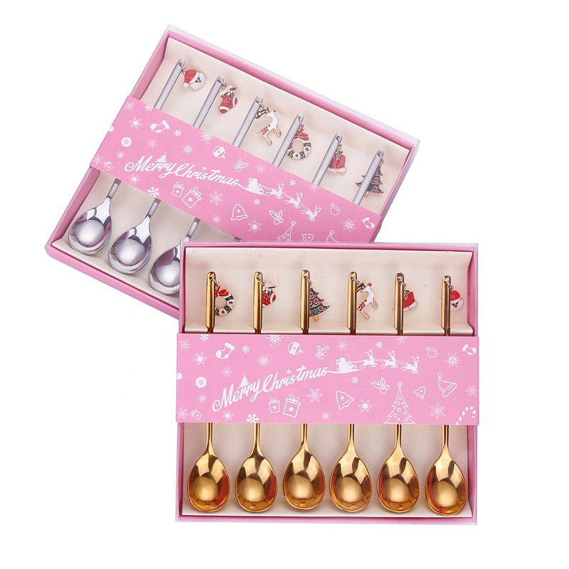 Karácsonyi kalapos zoknik díszítik a rozsdamentes acél tea kávés kanál karácsonyi ajándékkészletet.