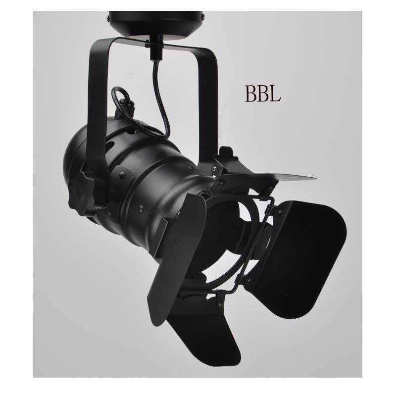 A film spotlámpa-1 fedéllel és U-tartóval beállíthatja az irányt