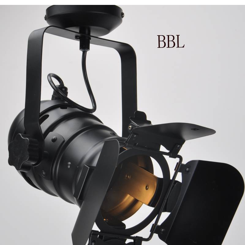 A film spotlámpa-1 fedéllel és U-tartóval beállíthatja az irányt